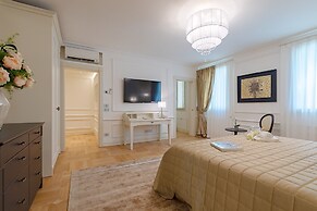 Luxury Lakefront Catullo with pool