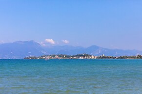 Luxury Lakefront Catullo with pool