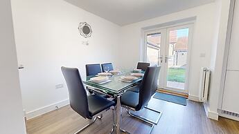 Tms Lovely 5-bed House in Stanford-le-hope