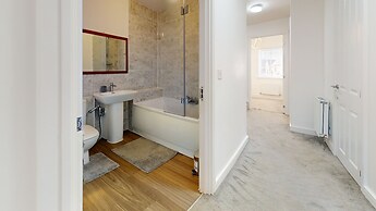 Tms Lovely 5-bed House in Stanford-le-hope