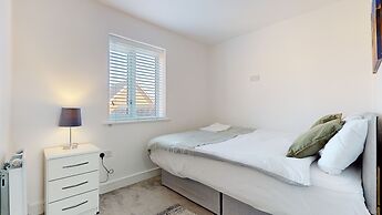 Tms Lovely 5-bed House in Stanford-le-hope