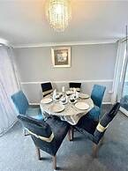 Remarkable 3-bed Apartment in Newport