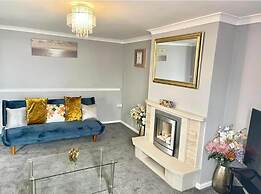 Remarkable 3-bed Apartment in Newport