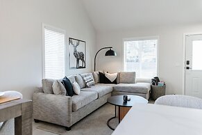 The Oxen - Dt Home w Putting Green and Tons of Parking