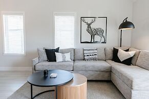 The Oxen - Dt Home w Putting Green and Tons of Parking