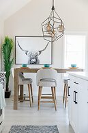 The Oxen - Dt Home w Putting Green and Tons of Parking