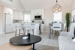 The Oxen - Dt Home w Putting Green and Tons of Parking