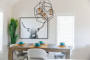 The Oxen - Dt Home w Putting Green and Tons of Parking