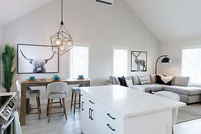 The Oxen - Dt Home w Putting Green and Tons of Parking