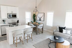 The Oxen - Dt Home w Putting Green and Tons of Parking