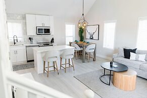 The Oxen - Dt Home w Putting Green and Tons of Parking