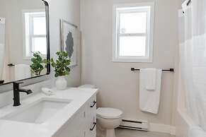 The Oxen - Dt Home w Putting Green and Tons of Parking