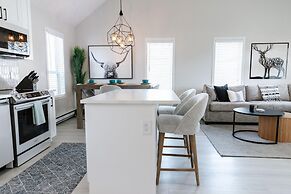 The Oxen - Dt Home w Putting Green and Tons of Parking