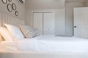 The Oxen - Dt Home w Putting Green and Tons of Parking