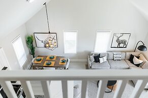 The Oxen - Dt Home w Putting Green and Tons of Parking