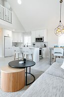 The Oxen - Dt Home w Putting Green and Tons of Parking