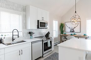 The Oxen - Dt Home w Putting Green and Tons of Parking