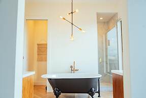 Salt w Pool Sauna Lake View Upper Mission Lux