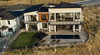 Salt w Pool Sauna Lake View Upper Mission Lux