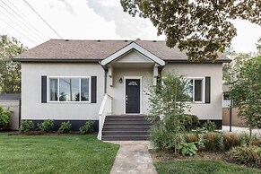 Gorgeous Bungalow With a Backyard Deck