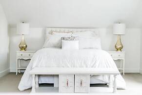 Gorgeous Bungalow With a Backyard Deck