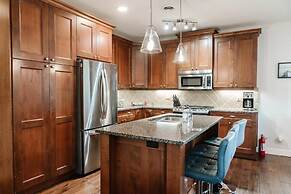Lakefront Beachfront top Floor Condo w Pool