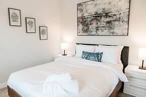 Lakefront Beachfront top Floor Condo w Pool