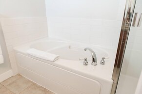 Lakefront Beachfront top Floor Condo w Pool