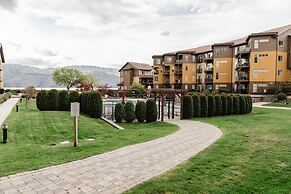 Lakefront Beachfront top Floor Condo w Pool