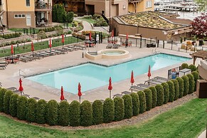 Lakefront Beachfront top Floor Condo w Pool