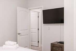 Lakefront Beachfront top Floor Condo w Pool