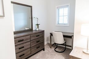 Lakefront Beachfront top Floor Condo w Pool