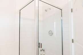 Lakefront Beachfront top Floor Condo w Pool