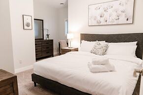 Lakefront Beachfront top Floor Condo w Pool