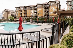 Lakefront Beachfront top Floor Condo w Pool