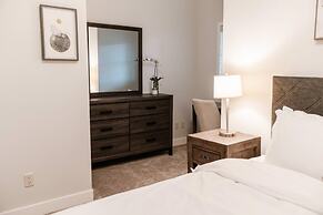 Lakefront Beachfront top Floor Condo w Pool