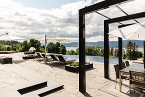 Lakeview Luxury Home in Vineyard w Infinity Pool hot tub