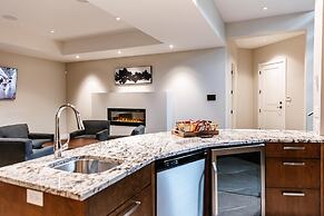 Lakeview Luxury Home in Vineyard w Infinity Pool hot tub