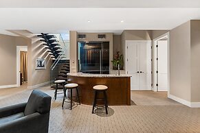 Lakeview Luxury Home in Vineyard w Infinity Pool hot tub