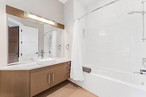 Lakeview Luxury Home in Vineyard w Infinity Pool hot tub