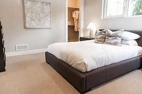 Lakeview Luxury Home in Vineyard w Infinity Pool hot tub