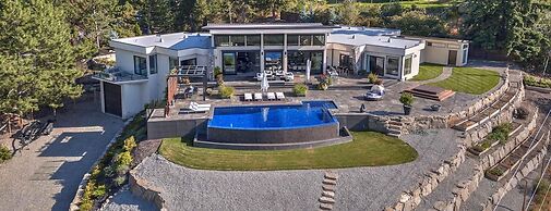 Lakeview Luxury Home in Vineyard w Infinity Pool hot tub