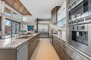 Lakeview Luxury Home in Vineyard w Infinity Pool hot tub