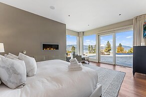 Lakeview Luxury Home in Vineyard w Infinity Pool hot tub