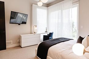 Lakeview Luxury Home in Vineyard w Infinity Pool hot tub