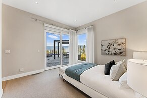 Lakeview Luxury Home in Vineyard w Infinity Pool hot tub