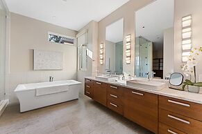 Lakeview Luxury Home in Vineyard w Infinity Pool hot tub