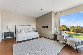 Lakeview Luxury Home in Vineyard w Infinity Pool hot tub