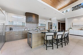 Lakeview Luxury Home in Vineyard w Infinity Pool hot tub