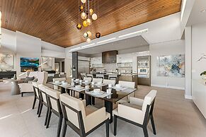 Lakeview Luxury Home in Vineyard w Infinity Pool hot tub